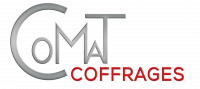 Logo de Comat Coffrages sur fond noir avec texte en gris et rouge