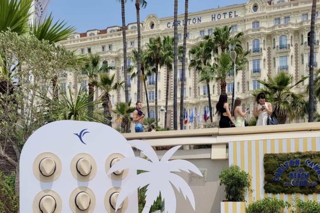 Réception d'entreprise en bord de mer sur la Croisette à Cannes, décor Universel Events