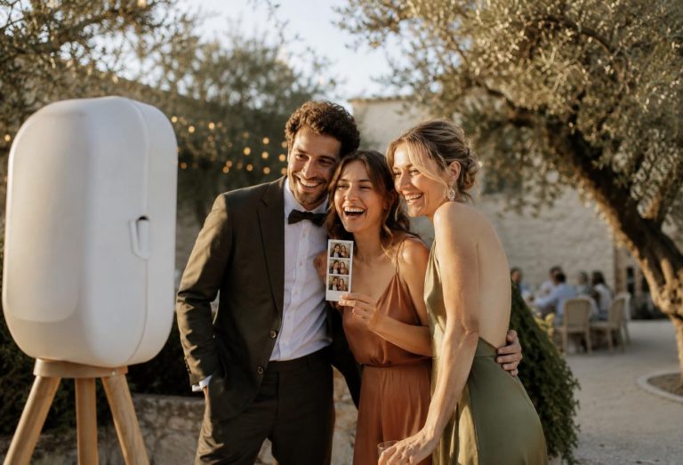 Photobooth installé pendant un mariage en Provence, invités devant la borne