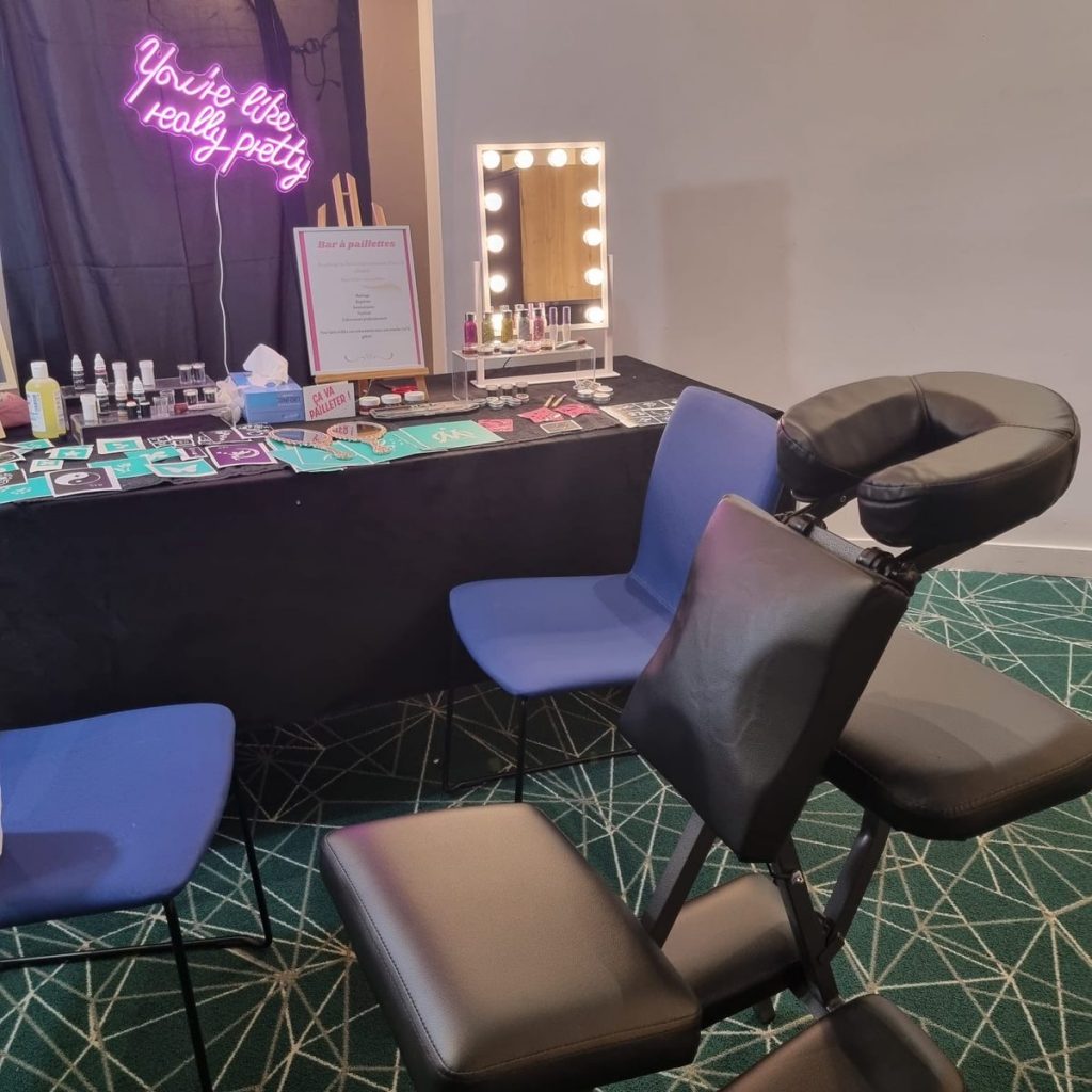 Bar à tatouages éphémères et bar à paillettes installés pour le cocktail d'un mariage en Provence