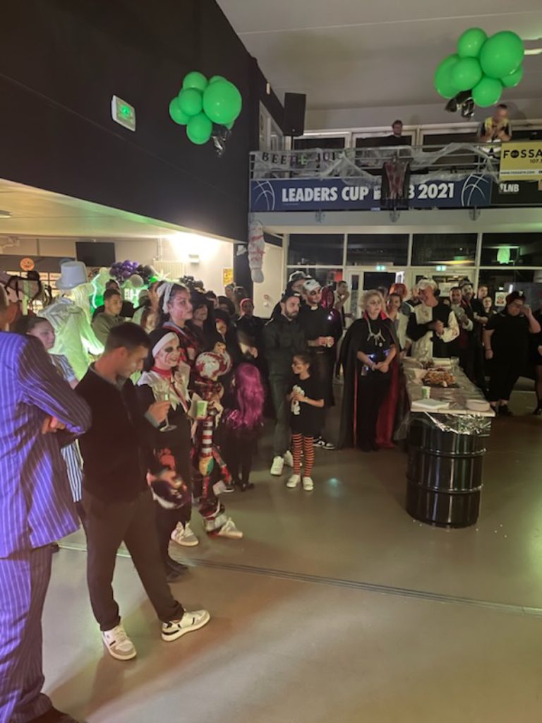 Soirée Halloween d’entreprise avec invités costumés lors d’une animation thématique près de Marseille — Universel Events