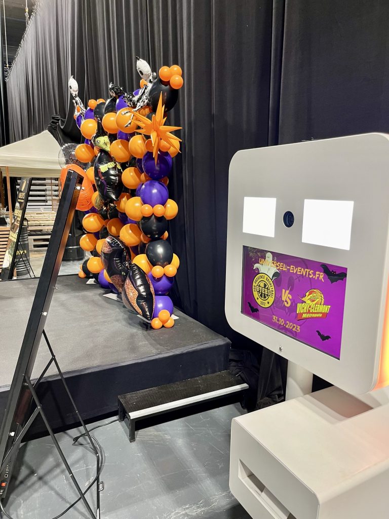 Photobooth Halloween avec décor de ballons orange, violet et noir pour un événement d’entreprise en PACA