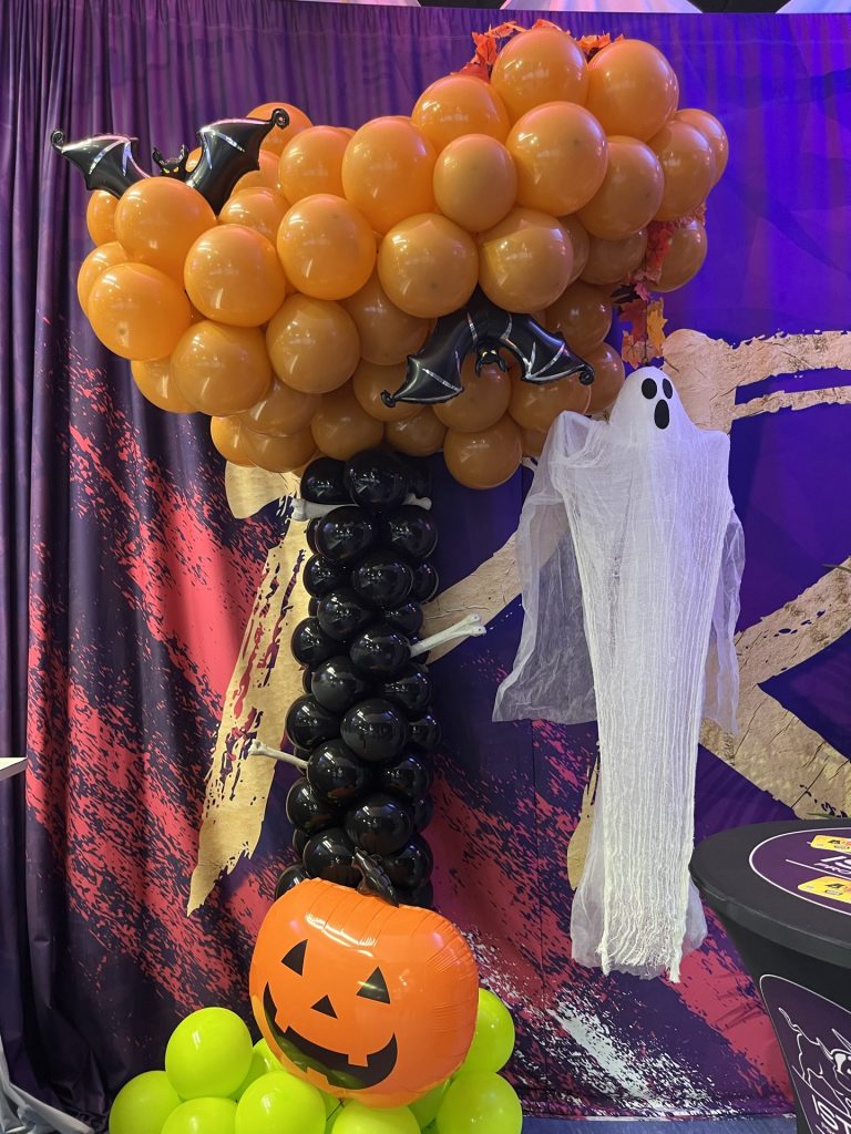 Décor Halloween pour enfants : ballons citrouille, fantôme et chauves-souris pour un atelier créatif en PACA