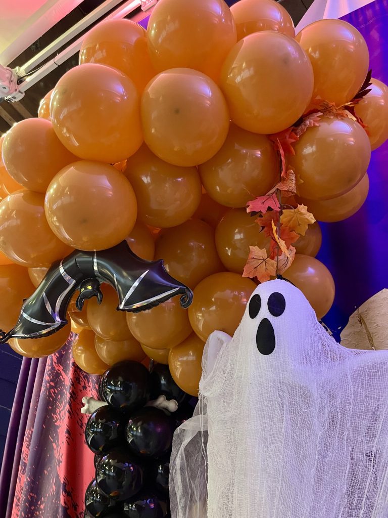 Sculpture sur ballons Halloween : colonne de ballons orange, fantôme et chauves-souris pour un événement en PACA