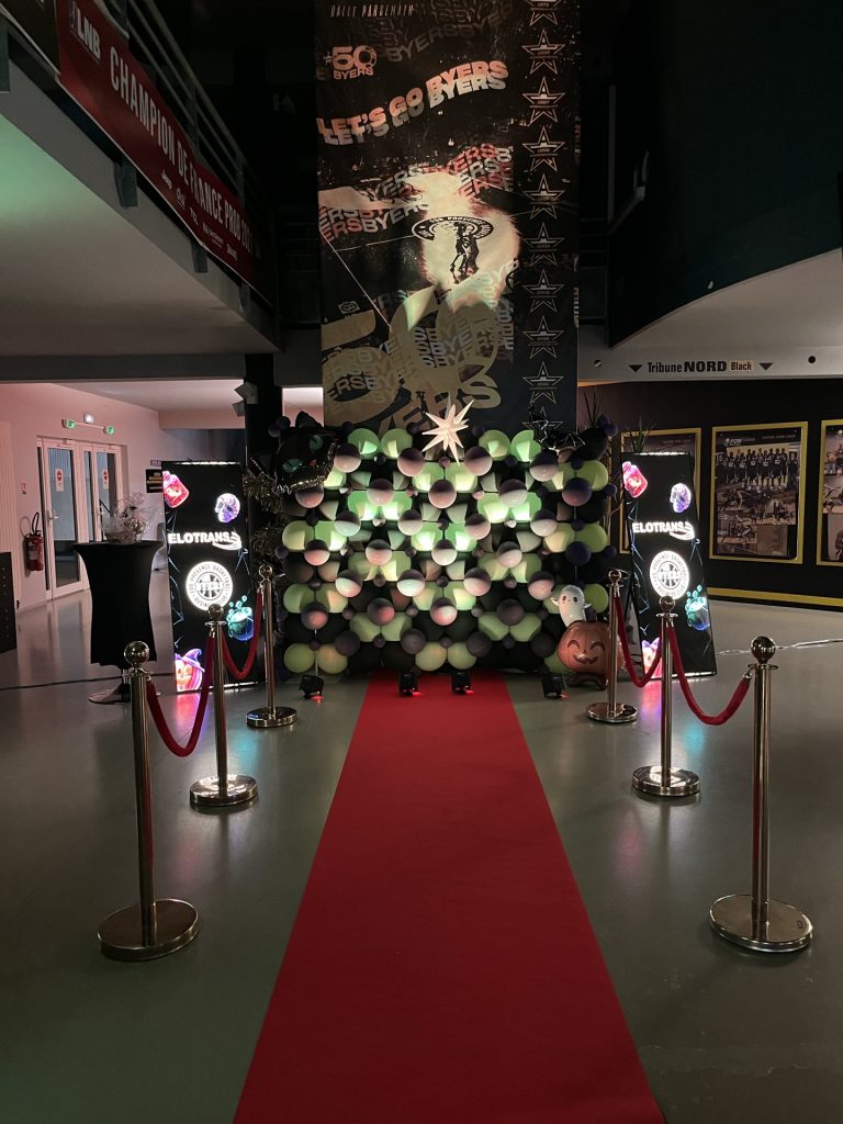 Animation Halloween en PACA : mur de ballons et tapis rouge lors d’une soirée d’entreprise — Universel Events