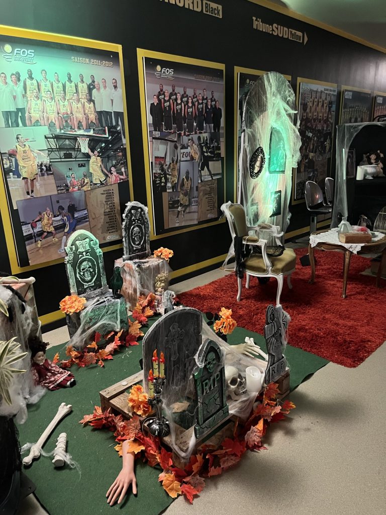Décoration Halloween événementielle : pierres tombales, toiles d’araignée et feuilles d’automne pour une soirée d’entreprise dans les Bouches-du-Rhône