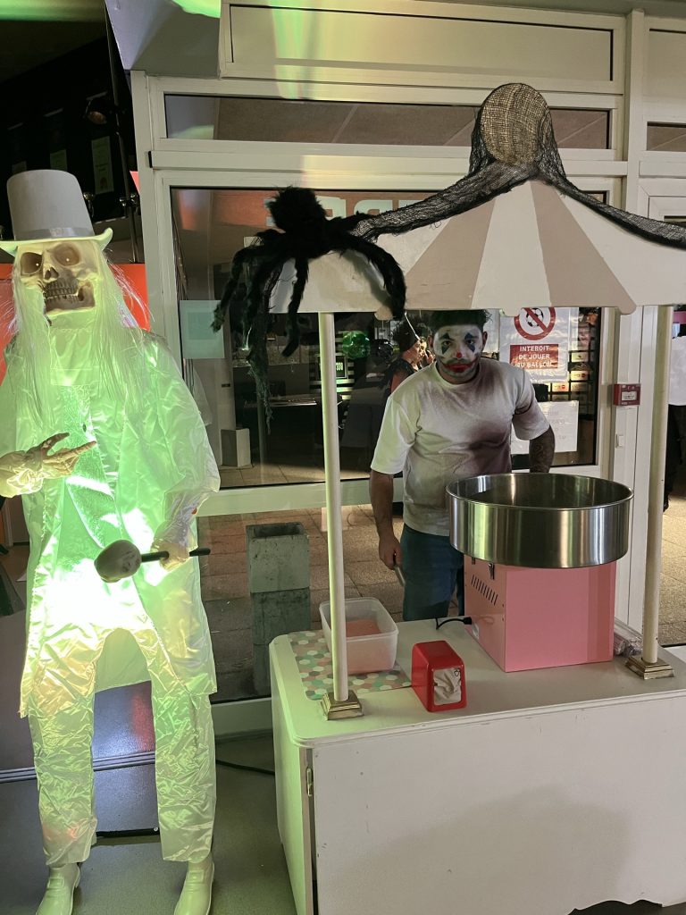 Stand gourmand Halloween avec machine à barbe à papa et squelette lumineux — Universel Events